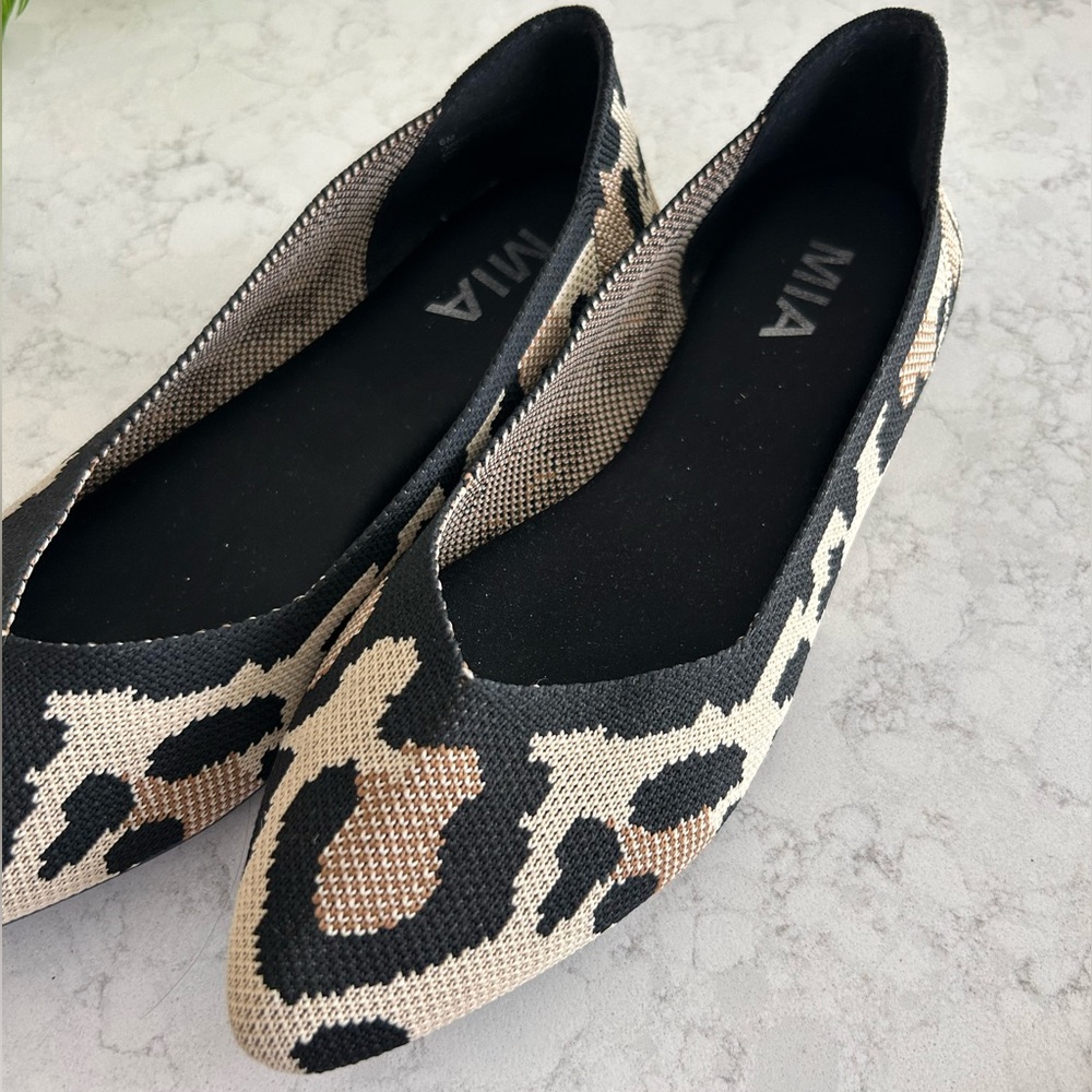 MIA Women's Black and Tan Leopard Flats